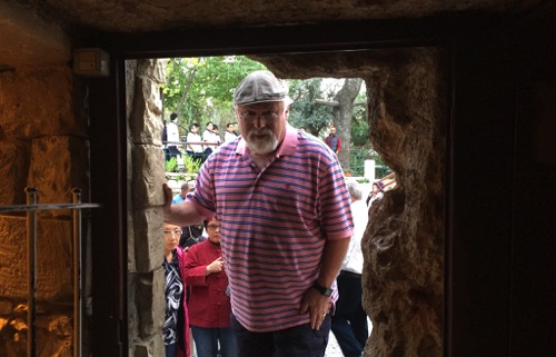 Coming in to the Garden Tomb
of Jesus in Jerusalem
